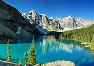 Bergsee mit klar blauem Wasser und majestätischen Bergen im Hintergrund.