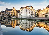 Historische Gebäude spiegeln sich im ruhigen Wasser in Gent.