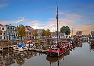 Historischer Hafen in Gorinchem bei Sonnenuntergang, ruhige Stimmung.