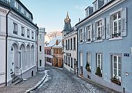 Verschneite Altstadtstraße in Baden-Baden mit historischen Gebäuden.