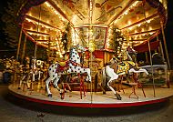 Beleuchtetes Kinderkarussell auf dem Baden-Badener Weihnachtsmarkt.