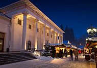 Weihnachtsmarkt am Kurhaus Baden-Baden in abendlicher Stimmung.