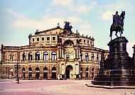 Semperoper Dresden mit Reiterstatue im Vordergrund.