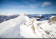 Verschneite Berggipfel unter klarem, blauem Himmel.