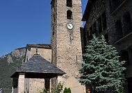 Kirche von Ordino vor blauem Himmel in den Pyrenäen.