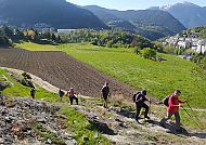 Wanderer in Andorras grüner Berglandschaft, Pyrenäen-Horizont.