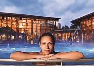 Entspannung im Whirlpool der Obermain Therme bei Abendstimmung.