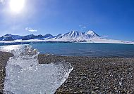 Arktische Landschaft mit Bergen und Eis am Ufer in Spitzbergen.