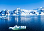 Majestätische arktische Landschaft mit schneebedeckten Bergen.