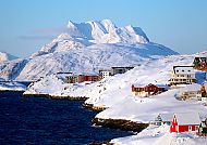 Verschneite Landschaft mit dem majestätischen Sermitsiaq Berg in Nuuk.