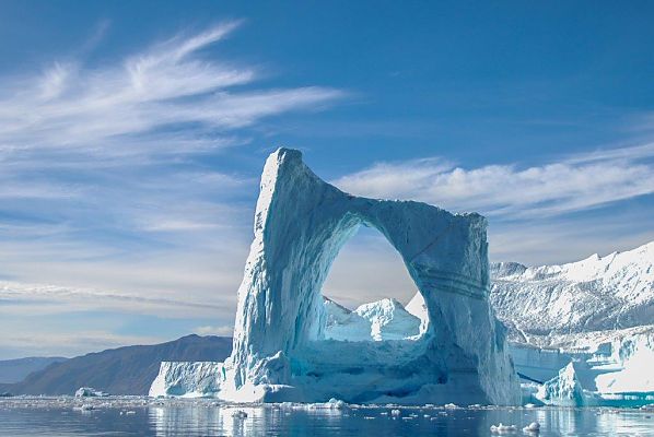 Majestätischer Eisberg unter klarem Himmel in Grönland.