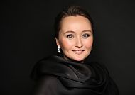 Erleben Sie Star-Sopranistin Julia Lezhneva in Hamburg, Julia Lezhneva, Star-Sopranistin, elegant in Schwarz gekleidet.
