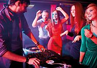 Welcome Party, Fröhliche Party mit DJ und tanzenden Gästen in lebendigen Farben., Fröhliche Party mit DJ und tanzenden Gästen in lebhafter Atmosphäre.