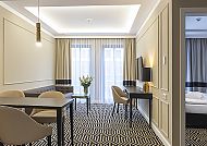 Apartment Deluxe, Elegantes Apartment mit stilvollem Interieur und geometrischem Teppich.