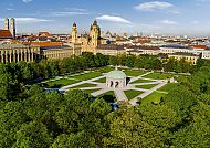 Hofgarten der Residenz München, Hofgarten der Residenz München, umgeben von historischer Architektur., Hofgarten der Residenz München mit Blick auf die Theatinerkirche.