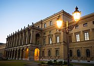 Herkulessaal der Residenz München, Herkulessaal der Residenz München bei Abenddämmerung., Herkulessaal der Residenz München bei Abenddämmerung, stimmungsvoll beleuchtet.