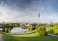 Olymipiapark mit Olympiasee in München, Olympiapark München mit Olympiasee und markantem Fernsehturm.