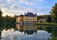 , Schloss Dyck im Herbstlicht, idyllisch am Wasser gelegen., Schloss Dyck im Herbstlicht, idyllisch am Wasser gelegen.