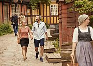 Aarhus, Paar spaziert durch malerische Altstadt von Aarhus., Paar spaziert durch charmante Altstadtgasse in Aarhus.