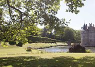 Schloss Egeskov, Schloss Egeskov in idyllischer Parklandschaft bei Sonnenschein., Schloss Egeskov in idyllischer Parklandschaft bei Sonnenschein.