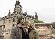 Schloss Kronborg, Paar vor Schloss Kronborg, Dänemark, lächelnd und glücklich., Paar vor Schloss Kronborg, Nordseeland, Dänemark.