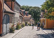 Odense Paaskestraede, Pflasterstraße in Odense mit bunten Häusern und Sommerstimmung., Idyllische Gasse in Odense, Dänemark, mit historischen Häusern.
