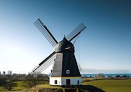 Samsø, Samsø-Kolby-Mølle vor blauem Himmel und grüner Landschaft., Windmühle Kolby Mølle auf Samsø, Dänemark, bei klarem Himmel.