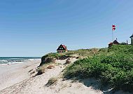 Jütland, Küste von Skagen mit Dünen und dänischer Flagge im Sommer.
