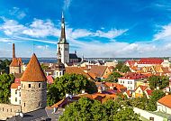 Tallinn, Tallinns Altstadt mit Blick auf die St. Olavs Kirche., Mittelalterliche Skyline von Tallinn unter blauem Himmel.