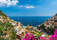 Amalfi Küste, Blick auf die malerische Amalfi-Küste mit bunten Häusern und Meer.