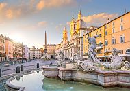 Rom, Piazza Navona bei Sonnenuntergang in Rom, Italien., Piazza Navona in Rom bei Sonnenuntergang mit barockem Brunnen.