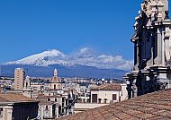 Sizilien, Blick auf Catania mit dem majestätischen Ätna im Hintergrund., Blick auf Catania mit schneebedecktem Ätna im Hintergrund.