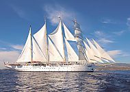 Star Clipper, Segelschiff Star Clipper auf Kreuzfahrt vor malerischer Küste., Segelschiff Star Clipper auf Kreuzfahrt vor der Küste Italiens.