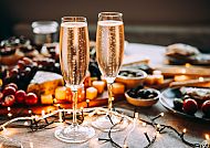 Silvester, Festliche Stimmung mit Sektgläsern und Lichterketten., Festliche Tischdekoration mit Sektgläsern und Lichterkette.