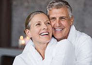 Wellnessmomente, Glückliches Paar in Bademänteln genießt entspannte Wellnessmomente., Lächelndes Paar in Bademänteln genießt entspannte Wellnessmomente.