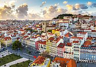 Lissabon, Bunte Altstadt von Lissabon im Abendlicht., Bunte Dächer von Lissabon bei Sonnenuntergang.