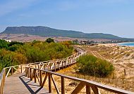 Gibraltar, Holzsteg durch Dünenlandschaft mit Blick auf Küstenhügel., Holzsteg durch Dünenlandschaft mit Blick auf die Küste.