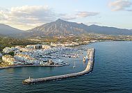 Marbella, Puerto Banus, Puerto Banus mit Blick auf das Meer und die Berge bei Sonnenuntergang., Puerto Banus und Berge bei Sonnenuntergang, Marbella.