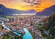Interlaken im Frühling, Blick auf den Thunersee bei Sonnenuntergang.