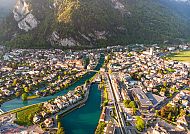 Interlaken im Frühling, Blick auf den Thunersee und die Berge.