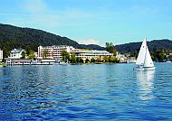 Seehotel Werzer's Wallerwirt, Seehotel Werzer's Wallerwirt am Wörthersee mit Segelboot im Frühling.