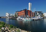 Malmö Westhafen, Malmö Westhafen mit Yachten und dem Turning Torso im Hintergrund., Malmö Westhafen mit modernen Gebäuden und Segelbooten im Wasser.