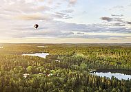 Schweden-Smaland, Heißluftballon über Smålands malerischer Wald- und Seenlandschaft., Heißluftballon über Smålands grüner Landschaft in Südschweden.