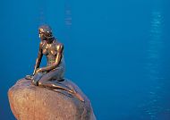 Kopenhagen-Den_Lille_Havfrue, Den Lille Havfrue-Statue in Kopenhagen bei blauem Wasser., Die kleine Meerjungfrau in Kopenhagen bei Abenddämmerung.