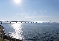 Schweden Öresundbrücke, Öresundbrücke bei Sonnenschein über ruhigem Wasser., Öresundbrücke im Sonnenlicht über dem Meer.
