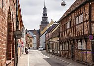 Ystad, Idyllische Altstadtstraße in Ystad mit Fachwerkhäusern.