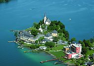 Maria Wörth, Maria Wörth im Frühling, idyllisch am Wörthersee gelegen., Maria Wörth am Wörthersee im Frühling, idyllische Seenlandschaft.