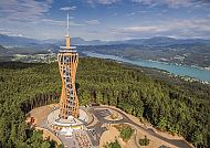 Pyramidenkogel, Pyramidenkogel mit Blick auf den Wörthersee und umliegende Wälder., Pyramidenkogel mit Blick auf den Wörthersee und die Alpen.