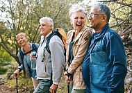 Spaß beim Wandern, Fröhliche Wandergruppe genießt die Natur am Wörthersee.