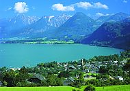 St. Gilgen, Frühlingsidylle in St. Gilgen am Wolfgangsee mit Bergpanorama., Frühlingsidylle am Wolfgangsee mit Blick auf St. Gilgen.